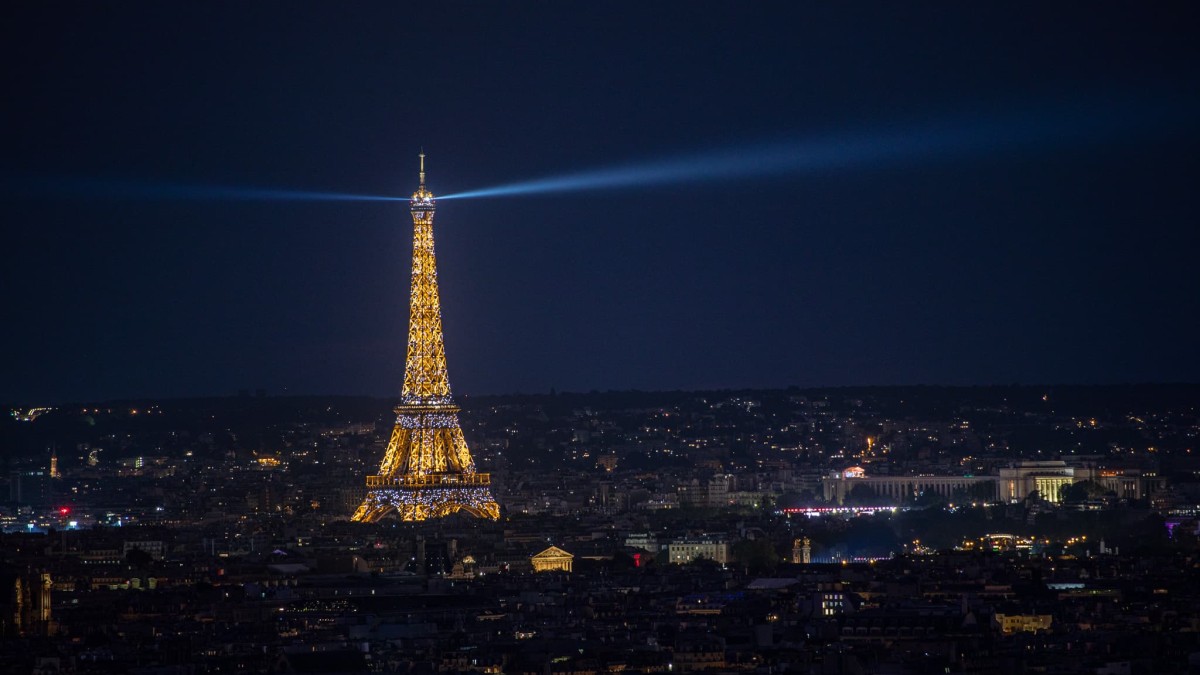 La Torre Eiffel illuminata di notte