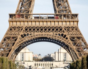 Simulación fotográfica de la Torre decorada con un segundo friso con los nombres de mujeres científicas.